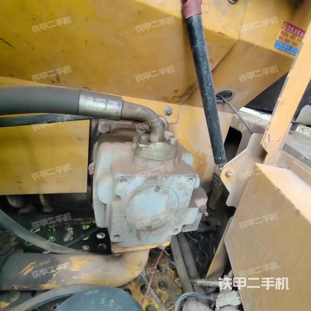 液压泵舱室正面整体（整机外观）