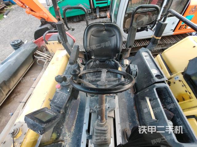 操作臺全景（壓路機駕駛室）