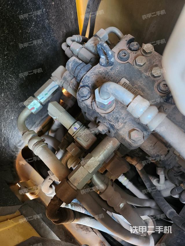 回转马达和主控阀（整机外观）