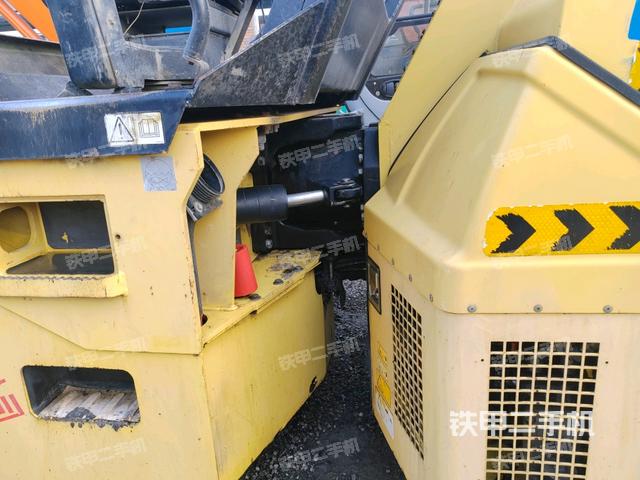 前輪右側(cè)減震塊連接及部件（壓路機前后車架）