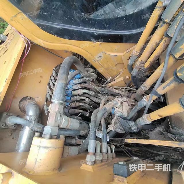 回转马达和主控阀（整机外观）