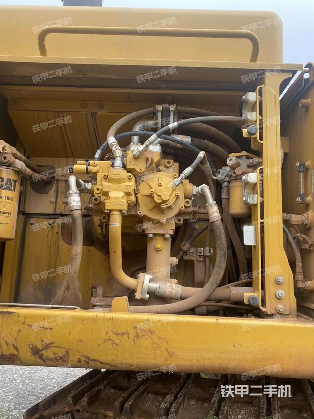 液压泵舱室正面整体（整机外观）