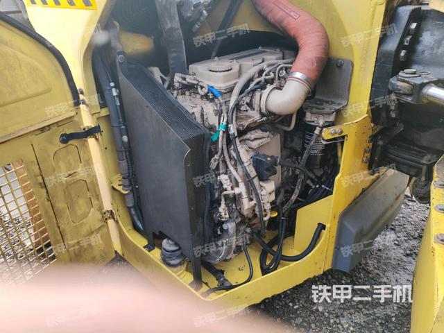 發(fā)動機左側(cè)全景（壓路機發(fā)動機艙）