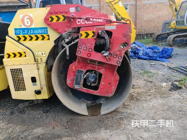 后輪左側(cè)全景（壓路機前后車架）