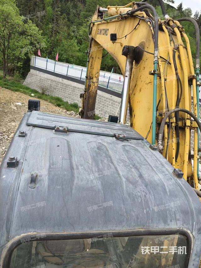 驾驶室顶部（整机外观）