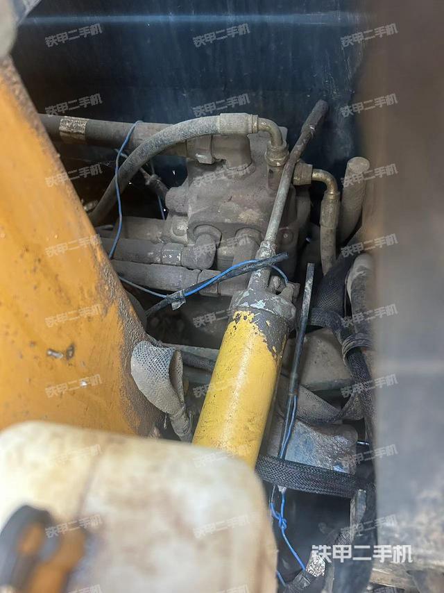 回转马达和主控阀（整机外观）