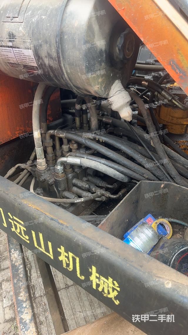 液压泵舱室正面整体（整机外观）