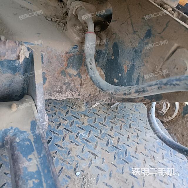 液压泵舱室正面整体（整机外观）