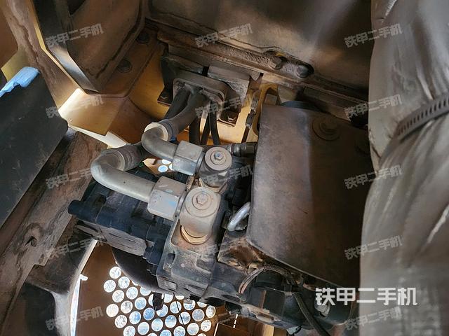 液压泵舱室正面整体（整机外观）