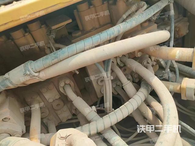 回转马达和主控阀（整机外观）