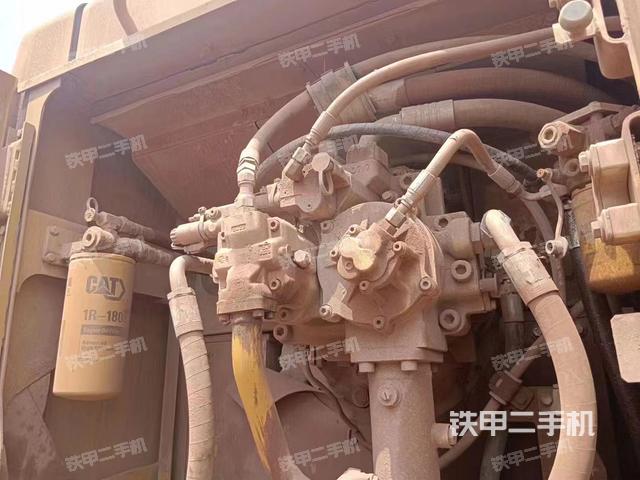 液压泵舱室正面整体（整机外观）