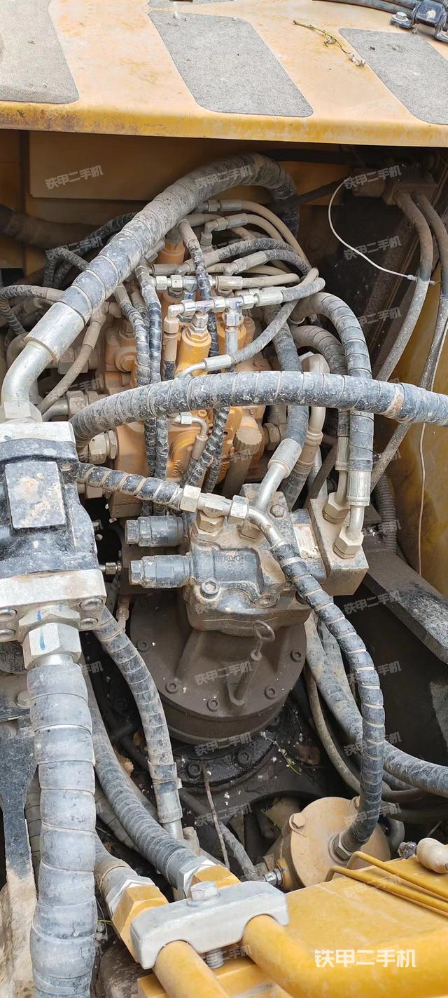 回转马达和主控阀（整机外观）