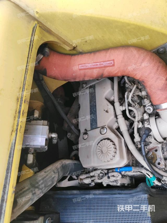 發(fā)動機上部全景（壓路機發(fā)動機艙）