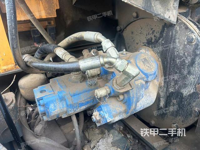 液压泵舱室正面整体（整机外观）