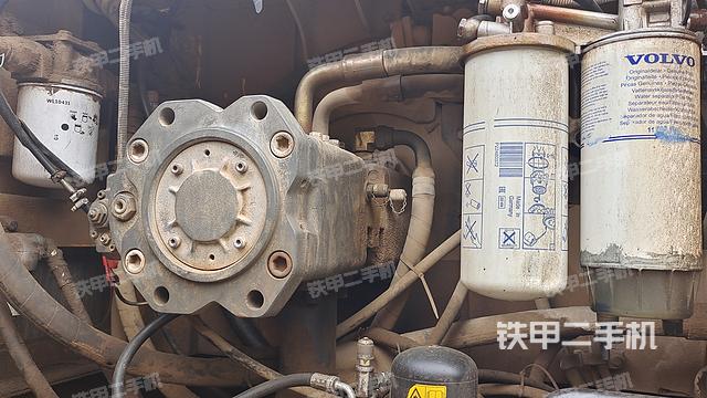 液压泵舱室正面整体（整机外观）