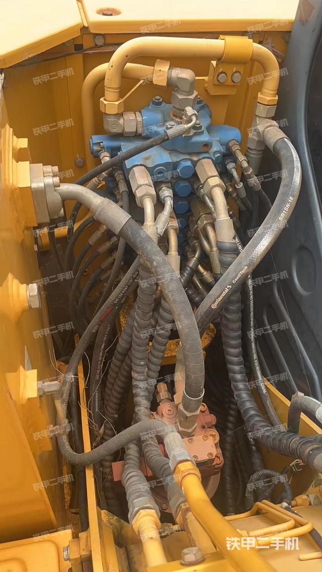 液压泵舱室正面整体（整机外观）