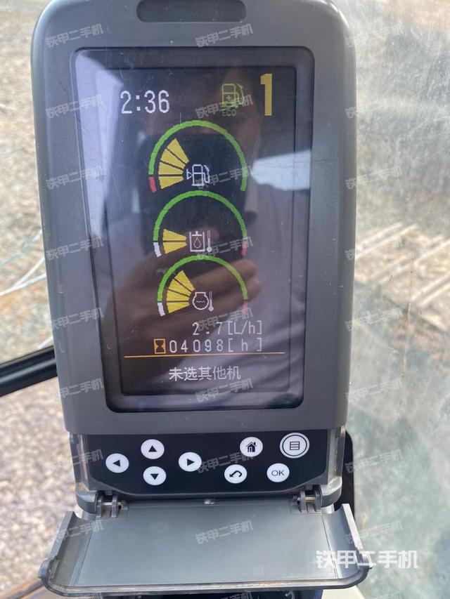 驾驶室顶部（整机外观）