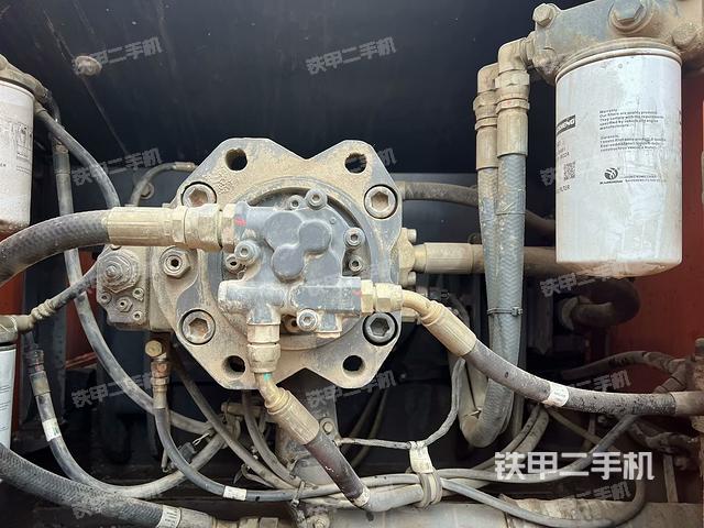 液压泵舱室正面整体（整机外观）