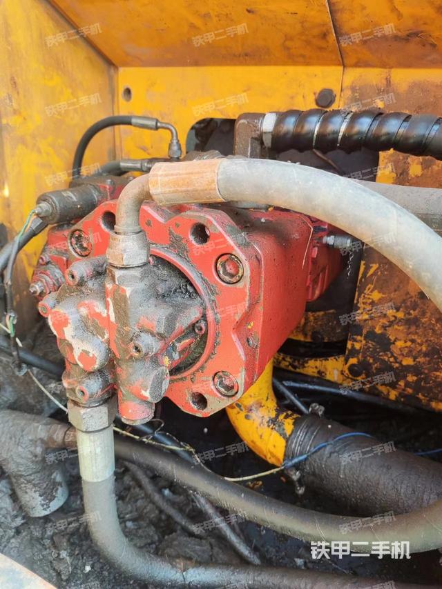 液压泵舱室正面整体（整机外观）