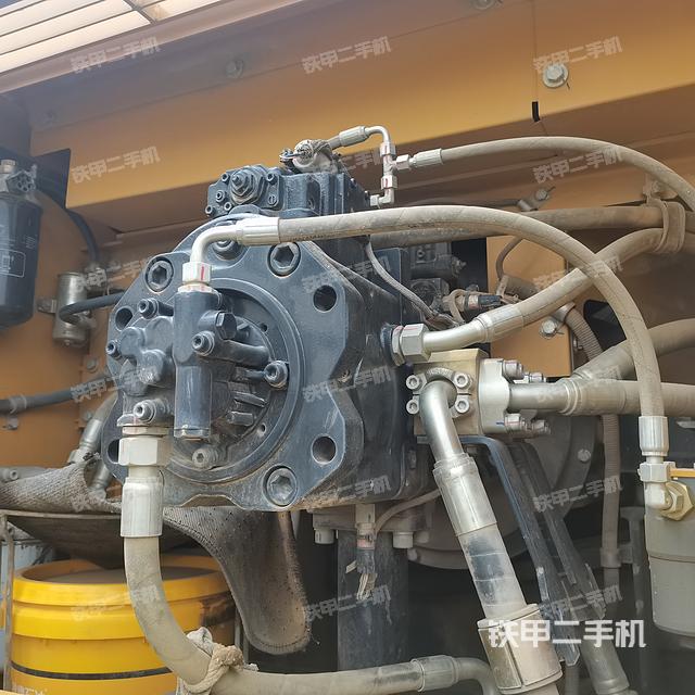 液压泵舱室正面整体（整机外观）