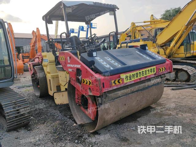 右前45°（壓路機整機外觀）