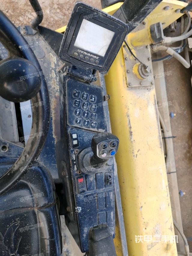 駕駛室內(nèi)座椅、儀表操作手柄全景（壓路機駕駛室）