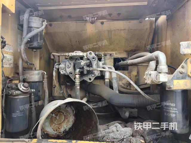 液压泵舱室正面整体（整机外观）