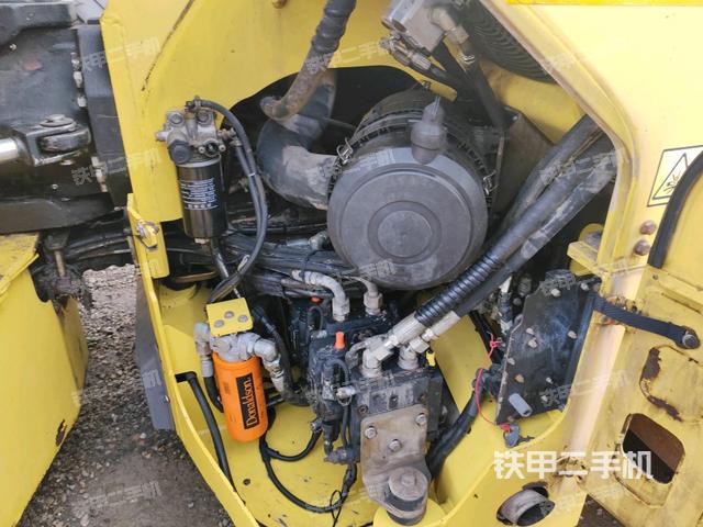 發(fā)動機艙液壓泵全景（壓路機發(fā)動機艙）