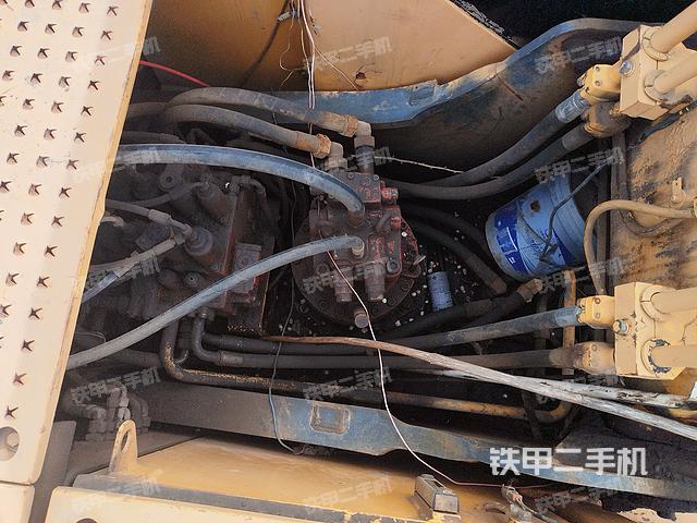 液压泵舱室正面整体（整机外观）