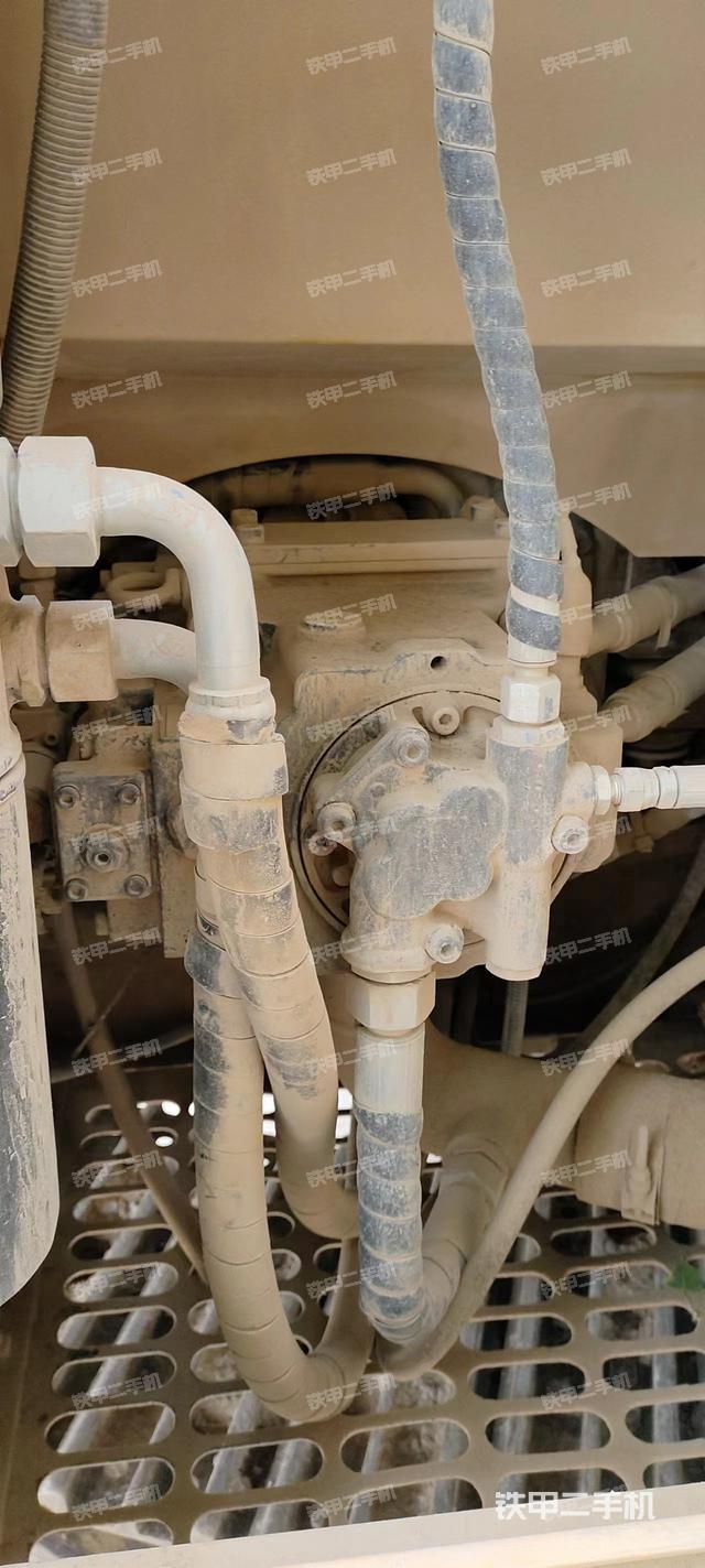 液压泵舱室正面整体（整机外观）