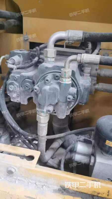 液压泵舱室正面整体（整机外观）