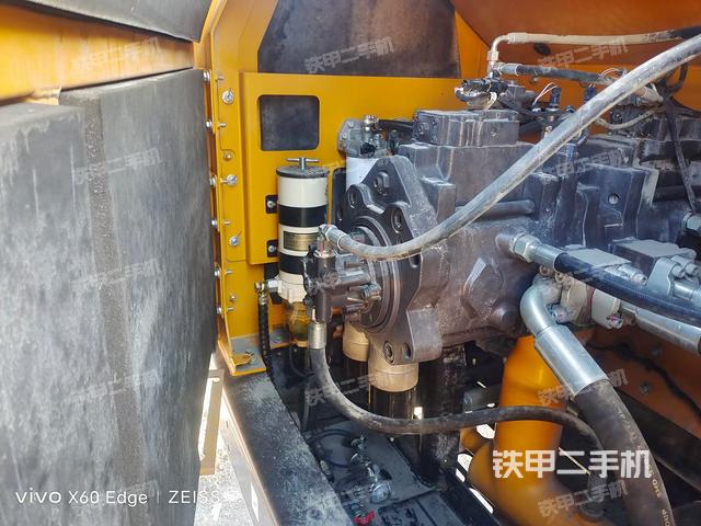 液压泵舱室正面整体（整机外观）