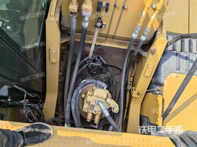 回转马达和主控阀（整机外观）