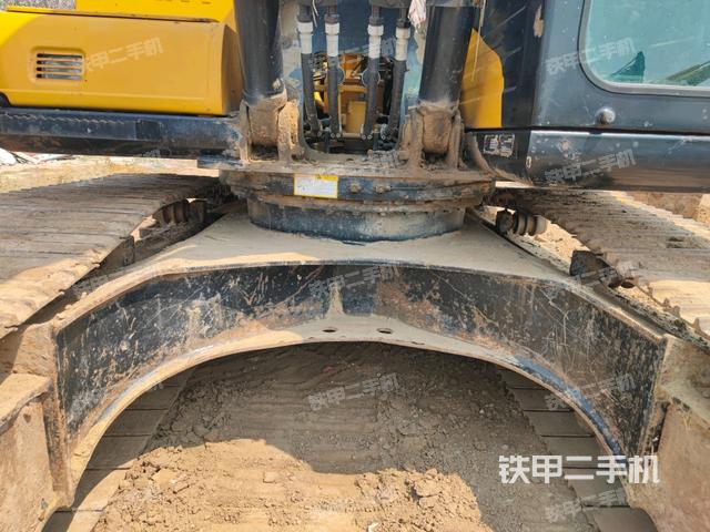 轉(zhuǎn)盤(pán)和下車(chē)架正前（工作和回轉(zhuǎn)裝置）