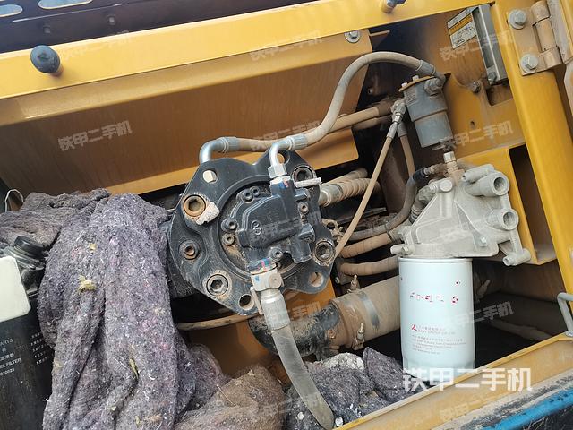 液压泵舱室正面整体（整机外观）