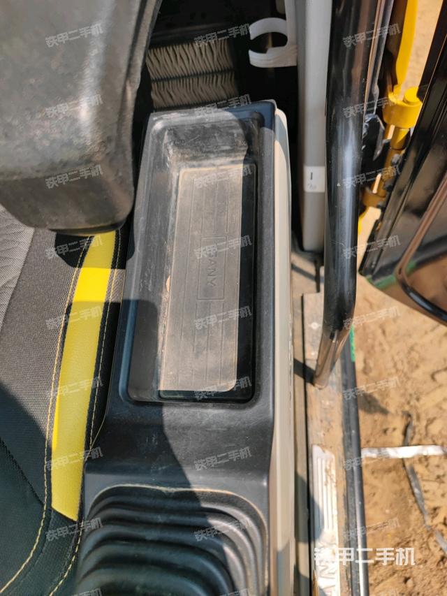 座椅左側(cè)控制臺/音響/含左手柄（駕駛室部分）