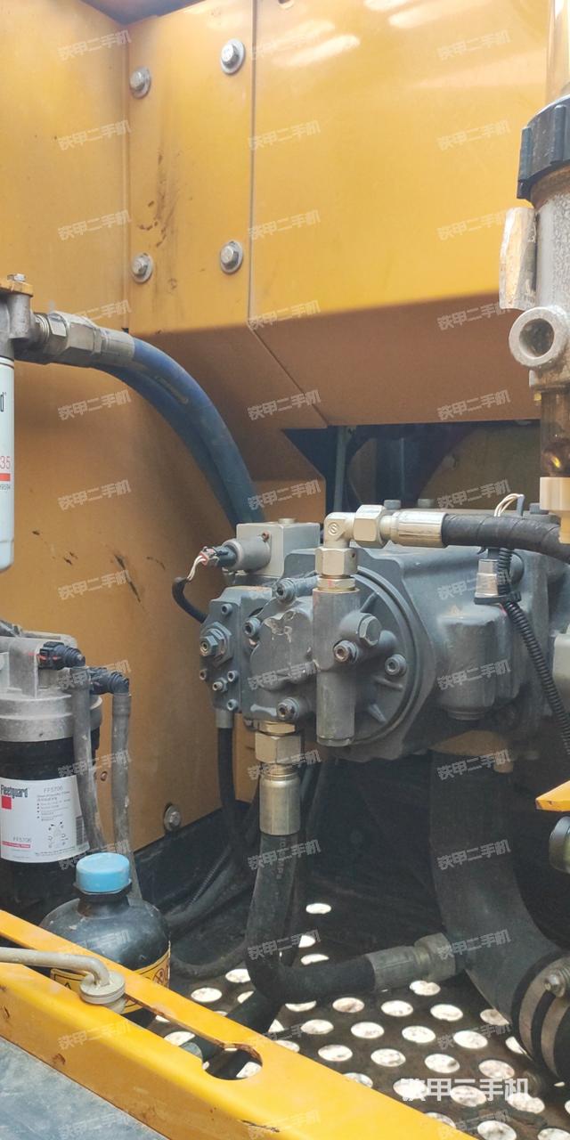 液压泵舱室正面整体（整机外观）