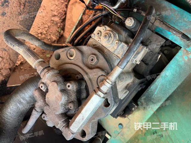 液压泵舱室正面整体（整机外观）