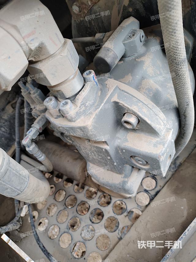 液压泵舱室正面整体（整机外观）