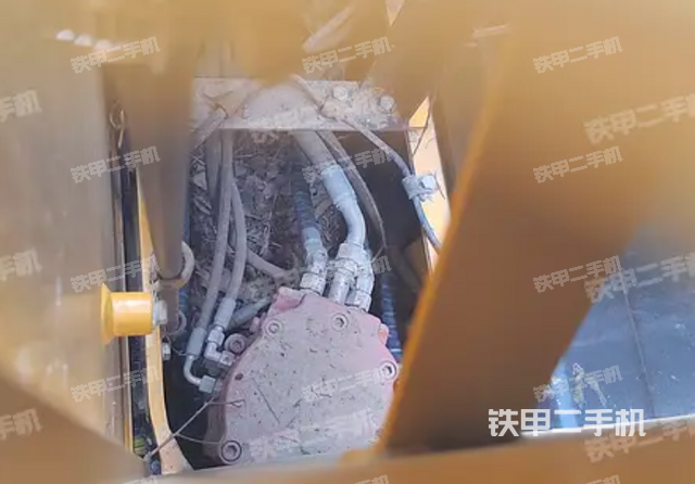 回转马达和主控阀（整机外观）