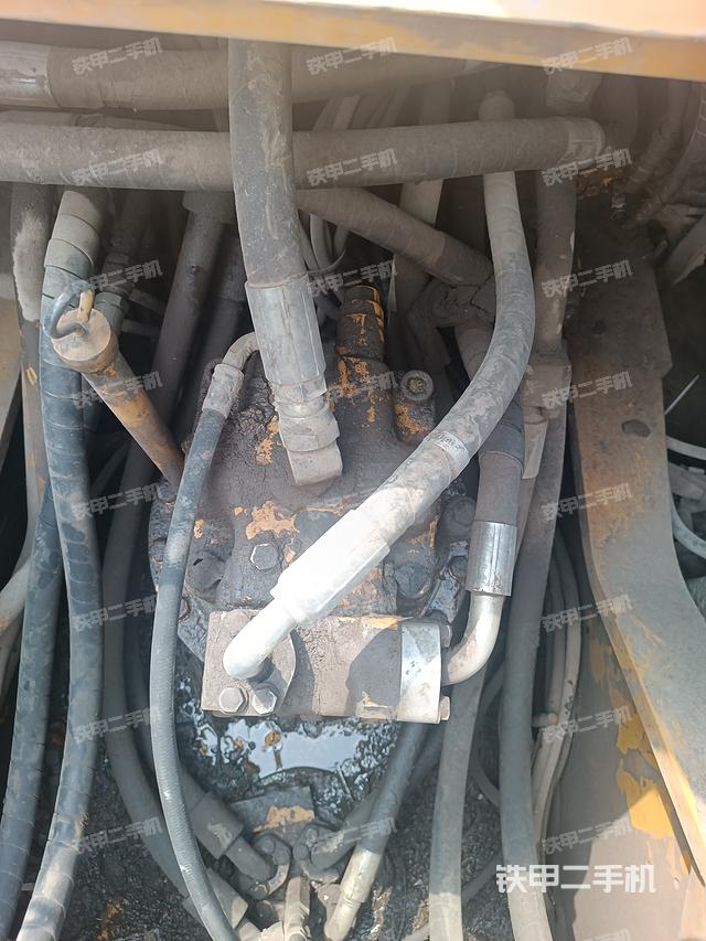 回转马达和主控阀（整机外观）