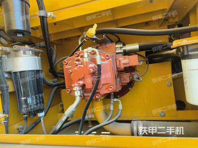 液压泵舱室正面整体（整机外观）