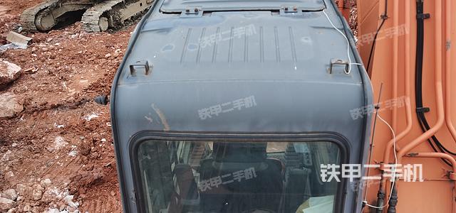 驾驶室顶部（整机外观）