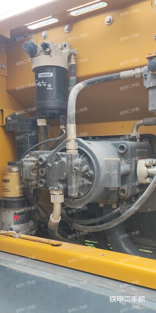 液压泵舱室正面整体（整机外观）