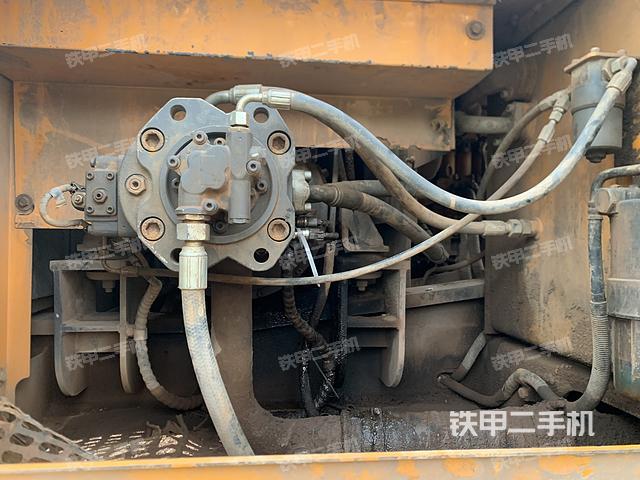 液压泵舱室正面整体（整机外观）