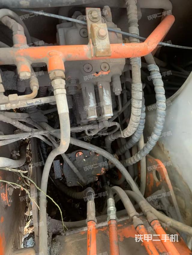 回转马达和主控阀（整机外观）