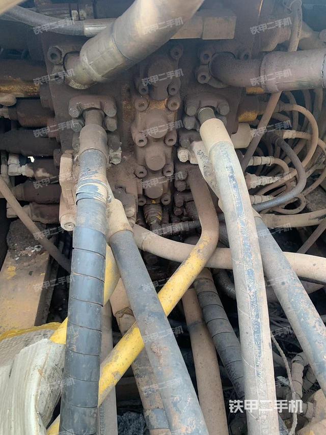 回转马达和主控阀（整机外观）