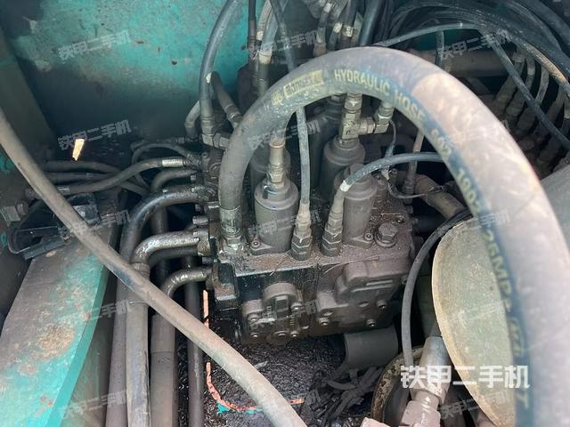 回转马达和主控阀（整机外观）