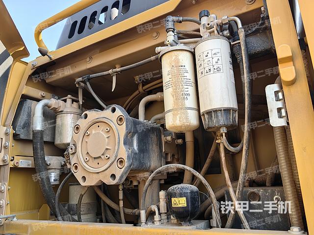 液压泵舱室正面整体（整机外观）