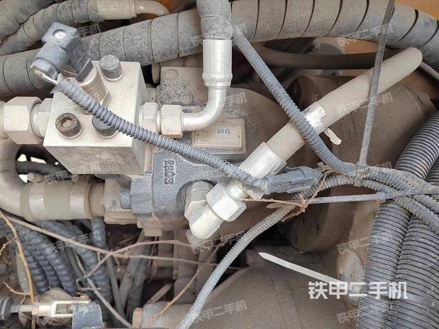 液压泵舱室正面整体（整机外观）